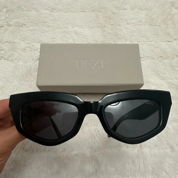 DEZI BLACK ‘ON READ’ SUNGLASSES - Picture 9 of 11